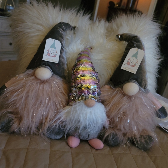 Gnomes pink and gray cute valentine's day decor - Picture 1 of 4